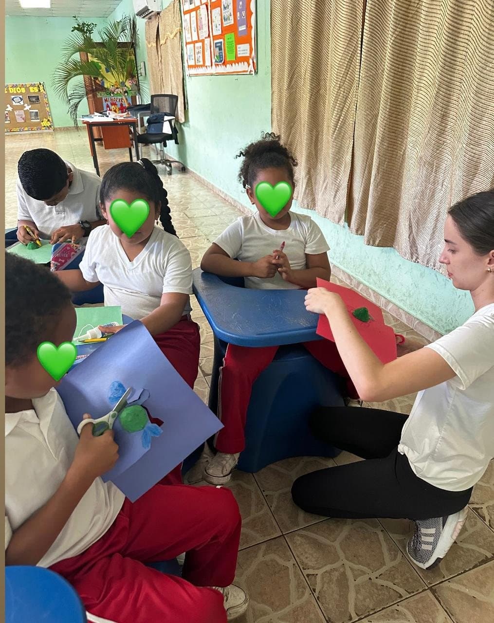 Niños en un taller de manualidades sobre el mar